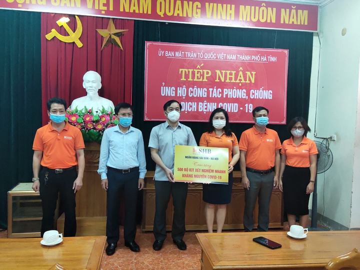 SHB tiên phong tặng bộ kit xét nghiệm nhanh COVID-19 - 2