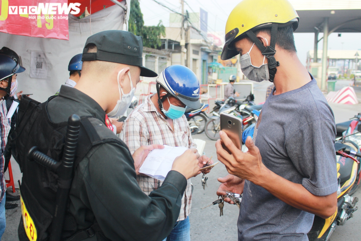 Nhiều người phải quay xe ở cửa ngõ vào Đồng Nai vì không có 'giấy thông hành' - 8