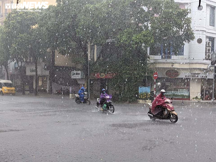 Ảnh: Hà Nội đón 'mưa vàng' giải nhiệt sau chuỗi ngày nắng nóng gay gắt - 1