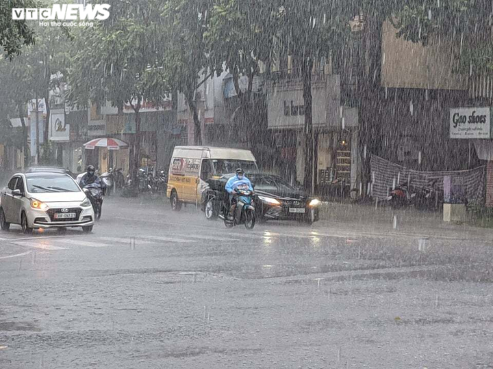 Ảnh: Hà Nội đón 'mưa vàng' giải nhiệt sau chuỗi ngày nắng nóng gay gắt - 3