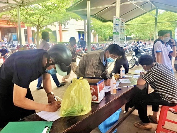 Người dân Đắk Lắk kéo nhau đi xét nghiệm COVID-19 lấy 'giấy thông hành' - 2