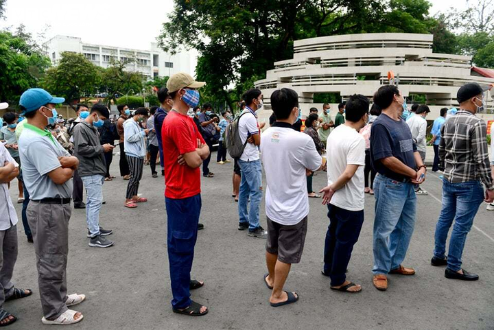 Người lao động TP.HCM nghỉ việc cả ngày trời để xếp hàng chờ xét nghiệm COVID-19 - 9