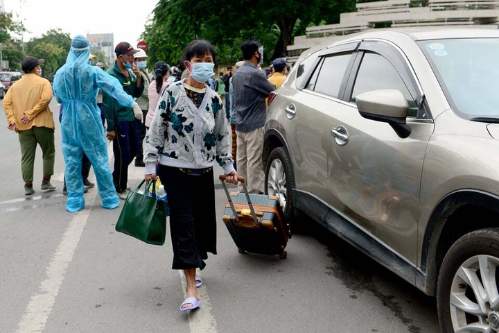 Người lao động TP.HCM nghỉ việc cả ngày trời để xếp hàng chờ xét nghiệm COVID-19 - 4