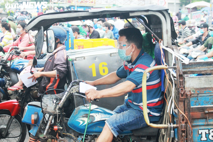 Tiểu thương cầm kết quả xét nghiệm COVID-19 ùn ùn kéo về chợ Bình Điền - 4