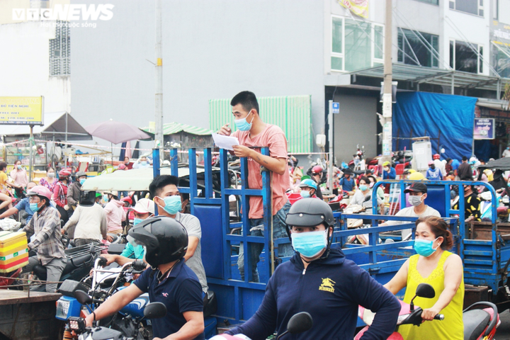 Tiểu thương cầm kết quả xét nghiệm COVID-19 ùn ùn kéo về chợ Bình Điền - 1