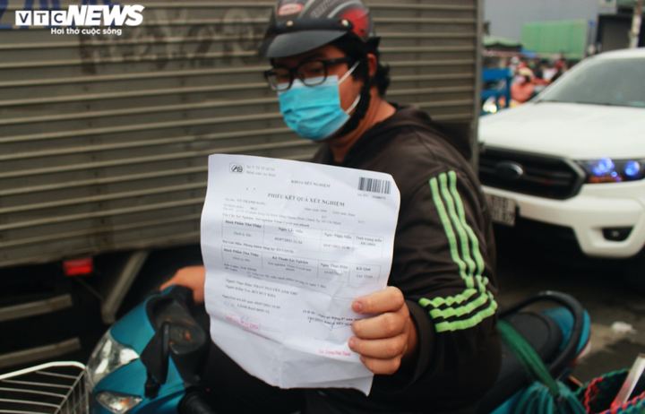 Tiểu thương cầm kết quả xét nghiệm COVID-19 ùn ùn kéo về chợ Bình Điền - 5