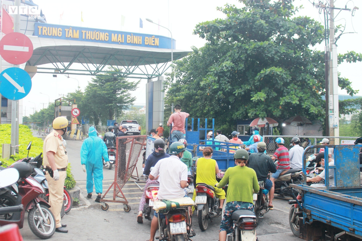 Tiểu thương cầm kết quả xét nghiệm COVID-19 ùn ùn kéo về chợ Bình Điền - 7