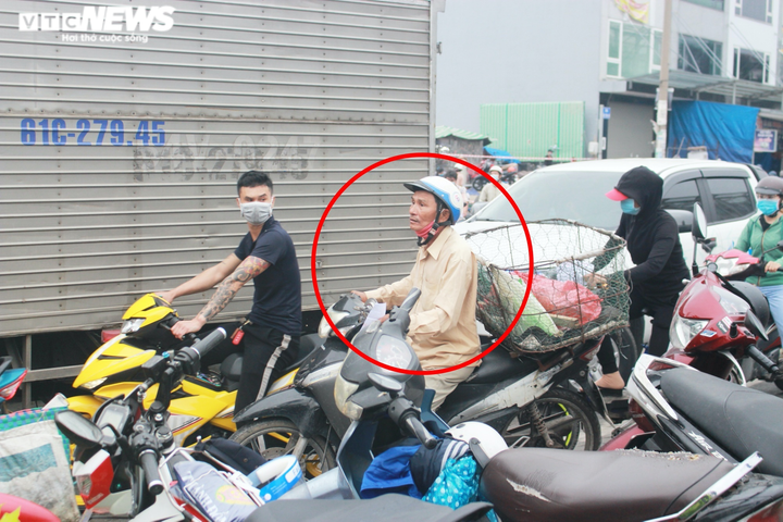 Tiểu thương cầm kết quả xét nghiệm COVID-19 ùn ùn kéo về chợ Bình Điền - 8