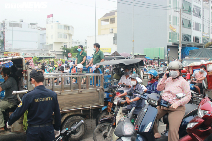 Tiểu thương cầm kết quả xét nghiệm COVID-19 ùn ùn kéo về chợ Bình Điền - 6