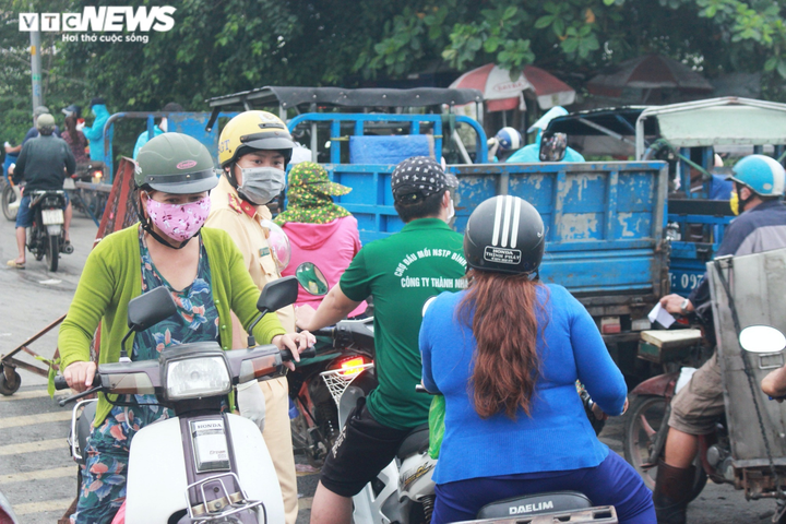 Tiểu thương cầm kết quả xét nghiệm COVID-19 ùn ùn kéo về chợ Bình Điền - 9