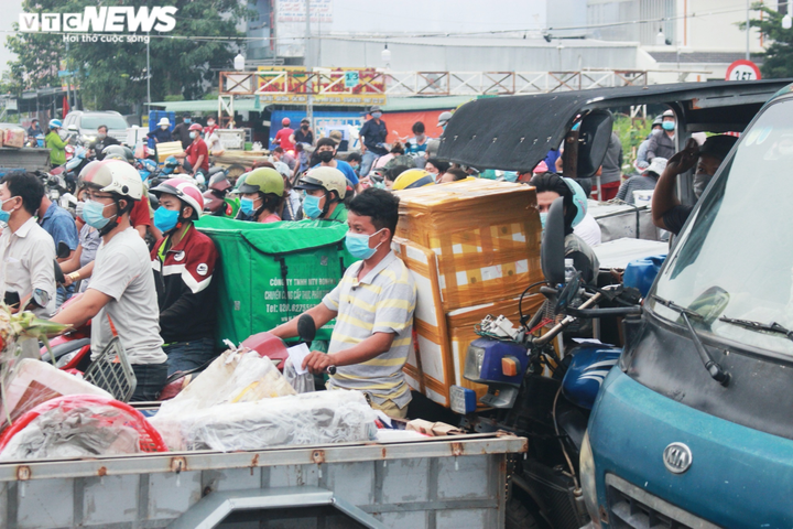 Tiểu thương cầm kết quả xét nghiệm COVID-19 ùn ùn kéo về chợ Bình Điền - 3