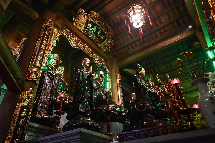 Hơn 100 bức tượng tại Bảo Hải Linh Thông Tự được tạo tác cầu kỳ thế nào? - 4