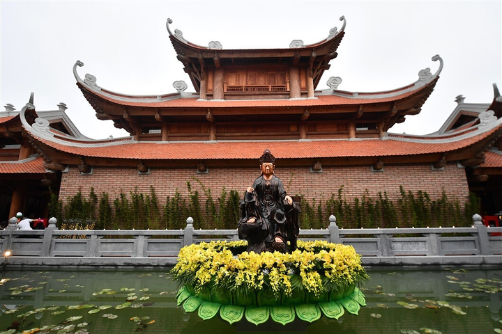 Hơn 100 bức tượng tại Bảo Hải Linh Thông Tự được tạo tác cầu kỳ thế nào? - 2