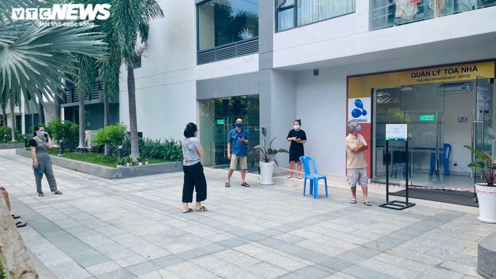 Cư dân New City Thủ Thiêm căng băng rôn phản đối bị cắt nước trong khi cách ly - 3