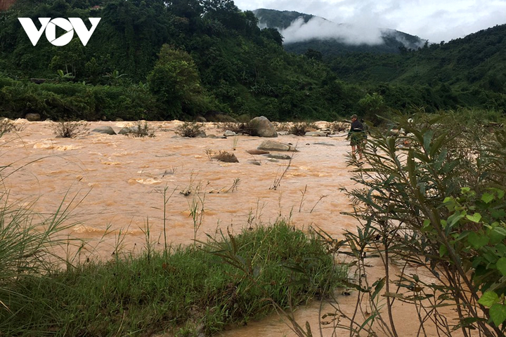 Nam công nhân thủy điện nhảy xuống suối cứu người, cả hai cùng bị lũ cuốn trôi - 2