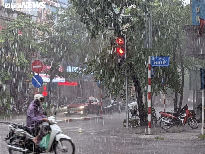 Thời tiết ngày 11/8: Bắc Bộ tiếp tục mưa to, nguy cơ sạt lở đất ở miền núi - 1