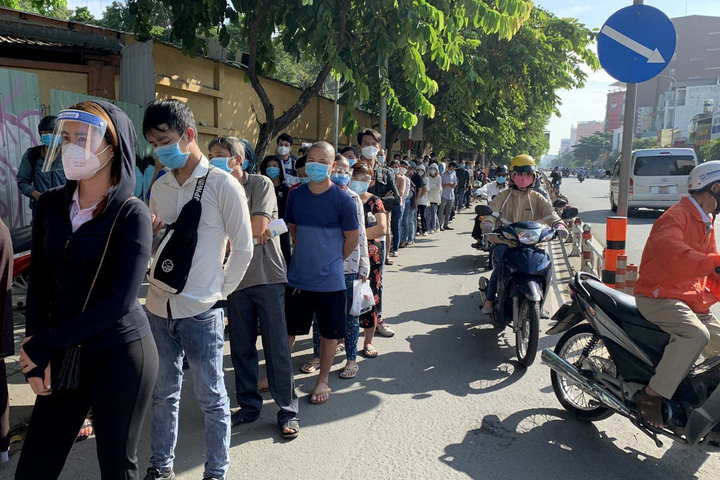Người lao động TP.HCM nghỉ việc cả ngày trời để xếp hàng chờ xét nghiệm COVID-19 - 6