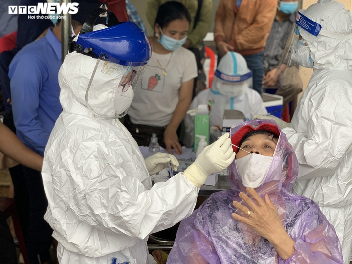 Tài xế chở rau củ dương tính SARS-CoV-2, chợ nông sản ở Quảng Ngãi bị phong tỏa - 1