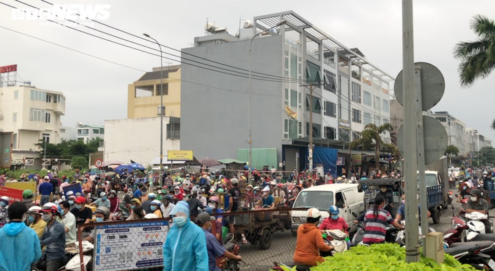 Tiểu thương cầm kết quả xét nghiệm COVID-19 ùn ùn kéo về chợ Bình Điền - 2