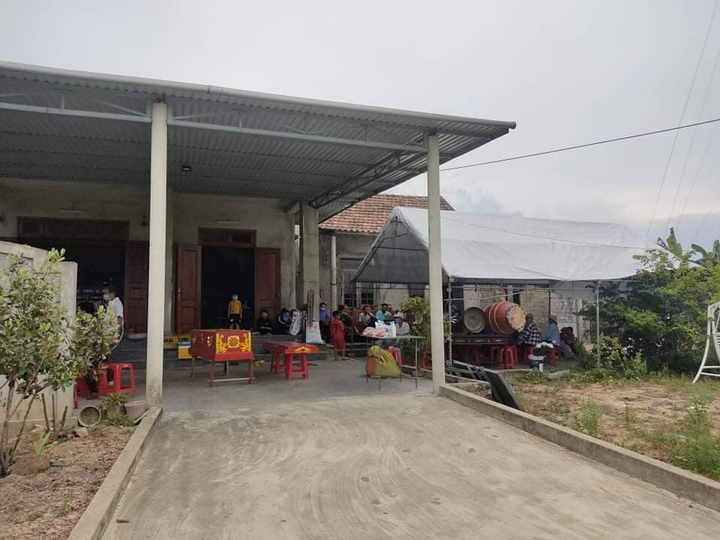 Phát hiện thi thể người phụ nữ sau vườn nhà, nghi bị sát hại - 1