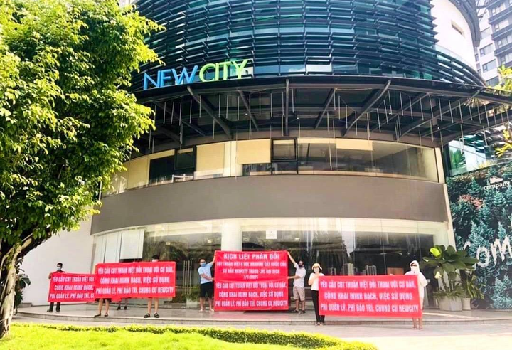 Cư dân New City Thủ Thiêm căng băng rôn phản đối bị cắt nước trong khi cách ly - 2