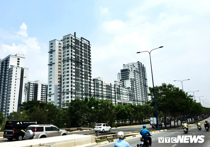 Cư dân New City Thủ Thiêm căng băng rôn phản đối bị cắt nước trong khi cách ly - 1