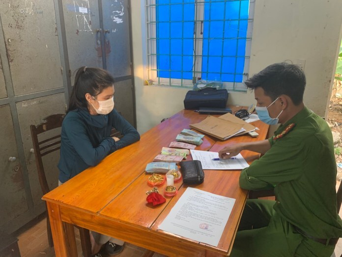 Thiếu tiền tiêu, con gái trộm 450 triệu đồng của mẹ - 1