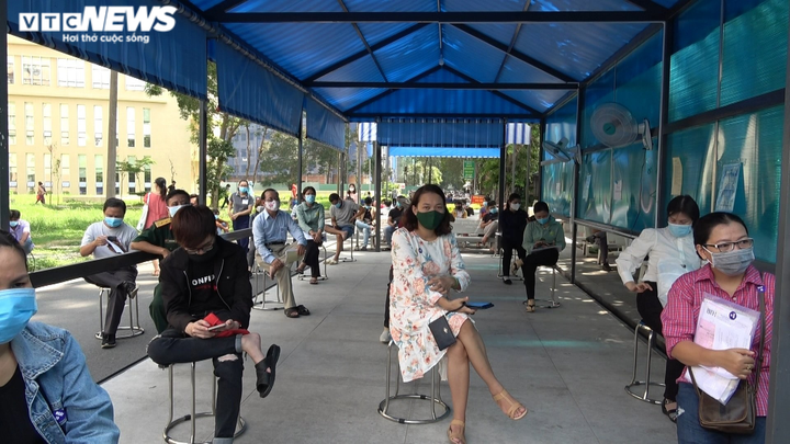 Người lao động TP.HCM nghỉ việc cả ngày trời để xếp hàng chờ xét nghiệm COVID-19 - 7