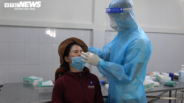 Người lao động TP.HCM nghỉ việc cả ngày trời để xếp hàng chờ xét nghiệm COVID-19 - 10