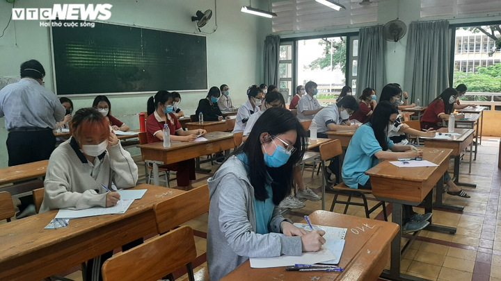 Ảnh: Kỳ thi tốt nghiệp THPT 'đặc biệt nhất' của sĩ tử TP.HCM - 11
