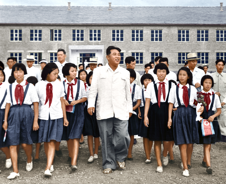Hình ảnh hiếm của lãnh tụ Triều Tiên Kim Nhật Thành với thiếu nhi - 4