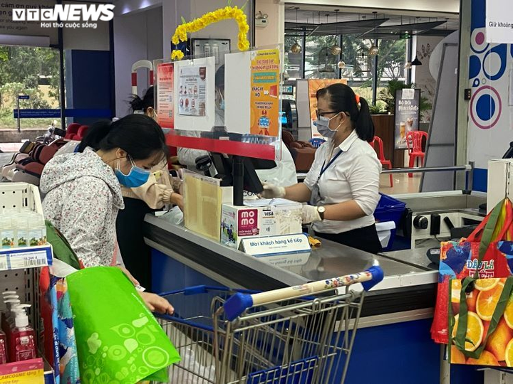 Ảnh: Người dân ùn ùn tới siêu thị, vét sạch các kệ hàng thực phẩm ở TP.HCM - 6