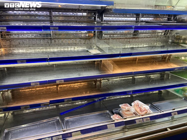 Ảnh: Người dân ùn ùn tới siêu thị, vét sạch các kệ hàng thực phẩm ở TP.HCM - 7