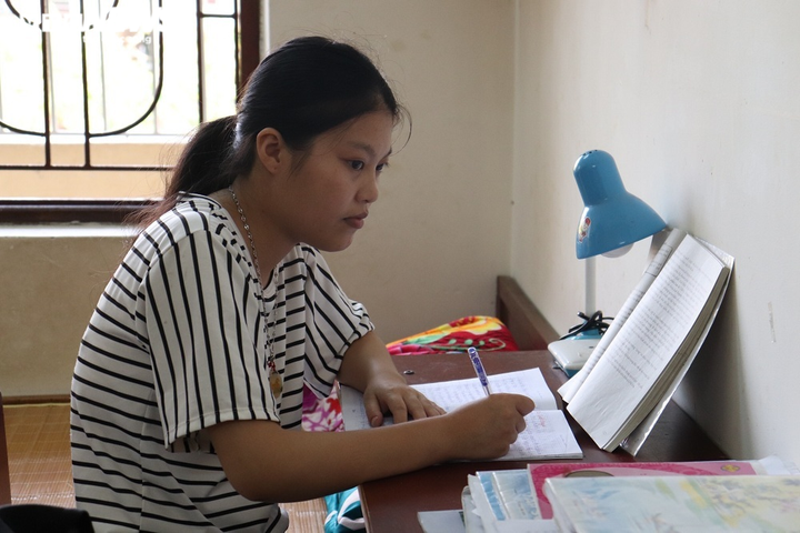 Nữ sinh mồ côi cha khao khát trở thành bác sĩ - 1