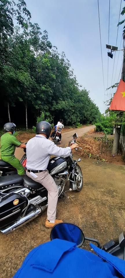 Tình nguyện viên đến tận nhà chở thí sinh ngủ quên đi thi tốt nghiệp THPT - 1