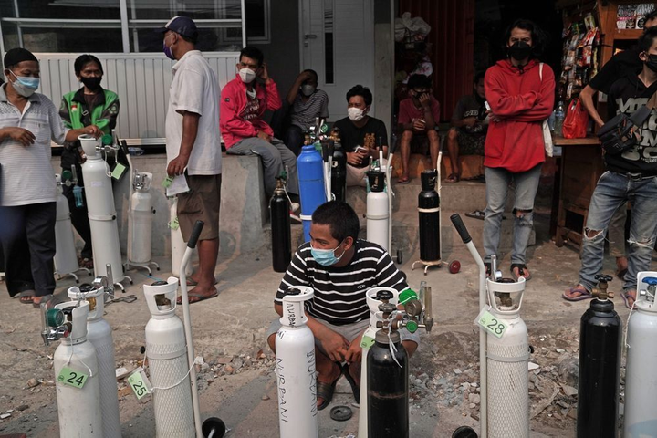 COVID-19: Indonesia nhập gấp 10.000 máy tạo oxy, bệnh nhân Thái Lan nhảy lầu - 1