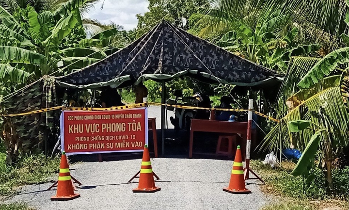 Nhiều cán bộ y tế ở Trà Vinh bị đình chỉ công tác do lơ là phòng dịch - 1