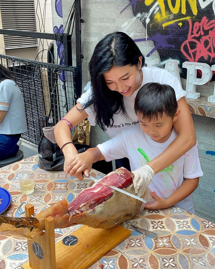 Nữ diễn viên Hong Kong bán thịt lợn mưu sinh - 1