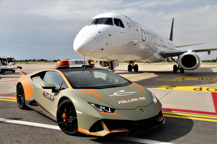 Lamborghini Huracan EVO làm xe dẫn đường sân bay tại Italy - 2