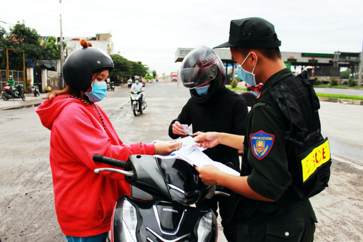 Ảnh: Hàng nghìn người dân đổ về quê trước giờ TP.HCM giãn cách xã hội - 2
