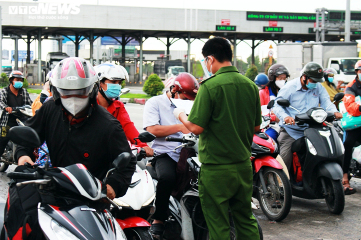 Ảnh: Hàng nghìn người dân đổ về quê trước giờ TP.HCM giãn cách xã hội - 4