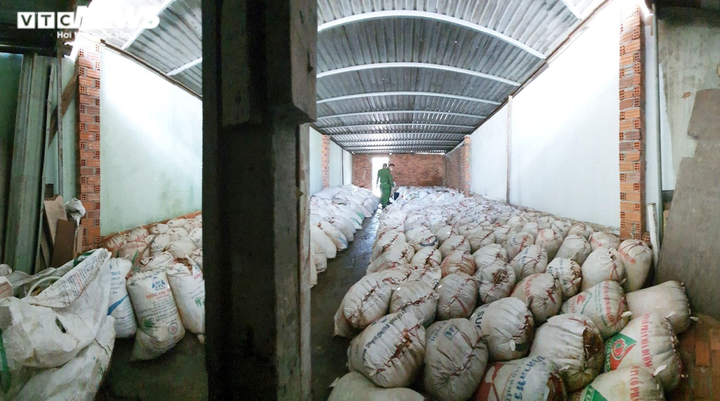 Đà Nẵng phát hiện 15 tấn tương ớt hôi thối tuồn vào các chợ, quán ăn - 1