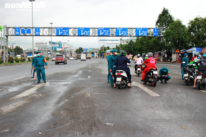 Ảnh: Hàng nghìn người dân đổ về quê trước giờ TP.HCM giãn cách xã hội - 10