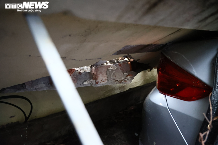 Cận cảnh dàn ô tô bị bức tường trường mầm non sập đổ đè bẹp ở Hà Nội - 8