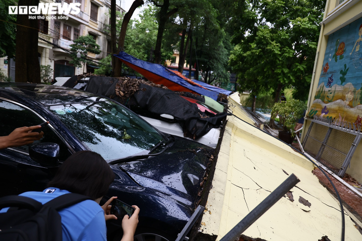 Cận cảnh dàn ô tô bị bức tường trường mầm non sập đổ đè bẹp ở Hà Nội - 3