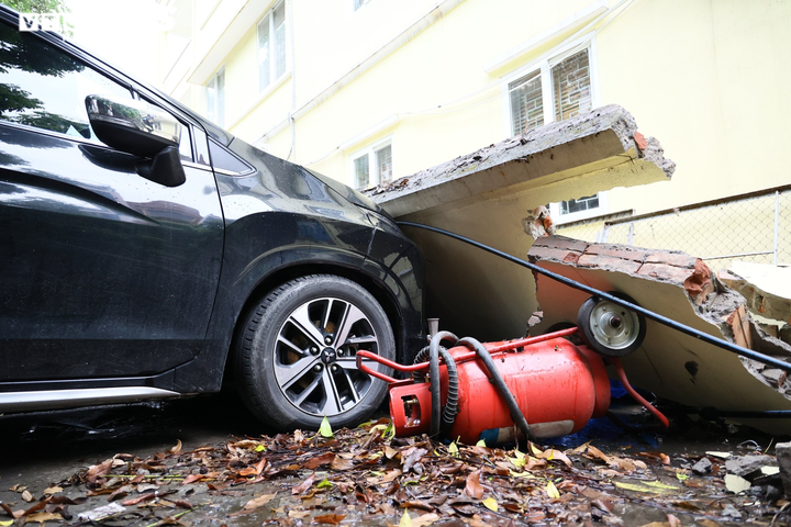 Cận cảnh dàn ô tô bị bức tường trường mầm non sập đổ đè bẹp ở Hà Nội - 2