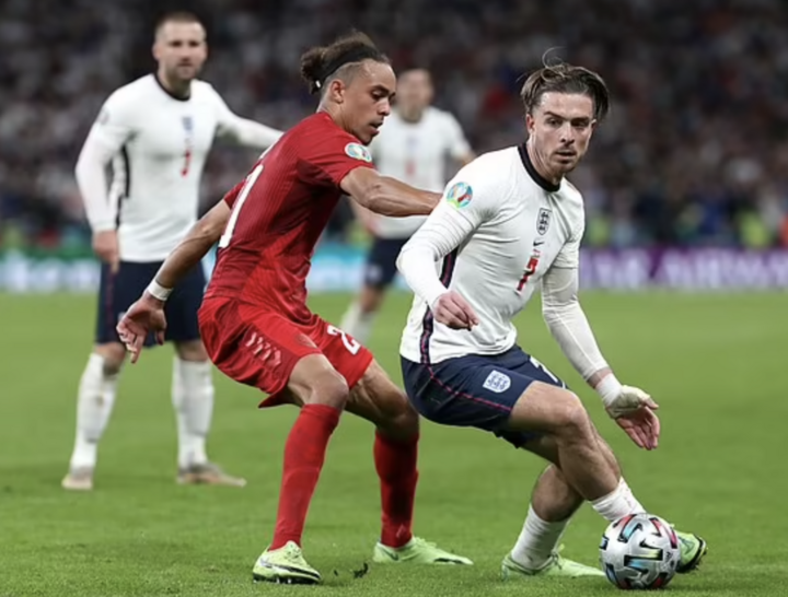 Gary Neville: 'HLV Southgate can đảm khi rút Grealish khỏi sân' - 1