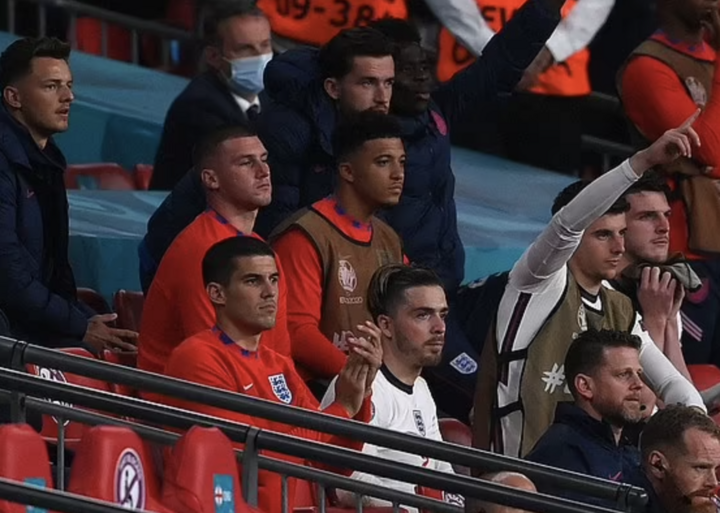 Gary Neville: 'HLV Southgate can đảm khi rút Grealish khỏi sân' - 2