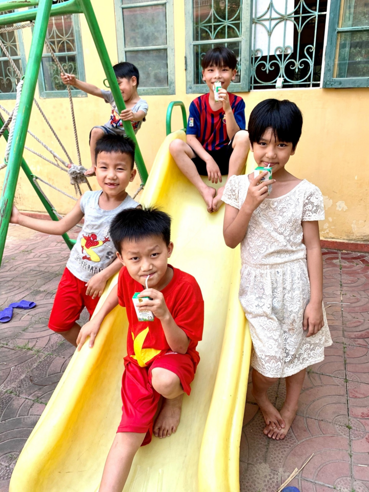 Quỹ sữa Vươn cao Việt Nam mang lại nụ cười hạnh phúc cho trẻ thơ trong mùa dịch - 1