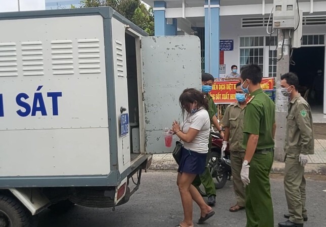 Người phụ nữ ở Mỹ Tho cắn công an, đòi băng qua khu phong toả - 1